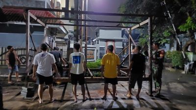 Babinsa Bersama Warga Nekat Lembur Demi Keamanan Lingkungan