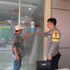 Bhabinkamtibmas Taman Sari Pasang Stiker Bantuan Polisi, Warga Kini Lebih Mudah Lapor Kejadian