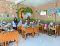 Siswa SDN 1 Putukrejo dan MI Darul Yaqin Tampak Gembira Terima MBG, Hari Ketiga Operasional Berjalan Lancar