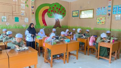Siswa SDN 1 Putukrejo dan MI Darul Yaqin Tampak Gembira Terima MBG, Hari Ketiga Operasional Berjalan Lancar