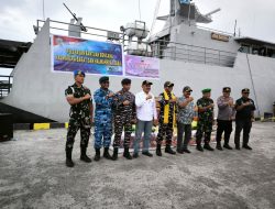 KRI Tatihu-853 Distribusikan Bantuan Korban Banjir Bandang Tiba di Halmahera Barat dan Utara