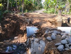 Babinsa Turun Langsung Kawal Pemasangan Jembatan ARMCO di Desa Bukit Linteng