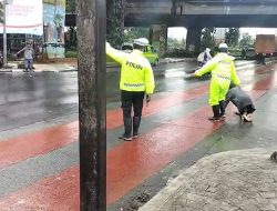 Sentuhan Kepedulian Polisi, AKP Yeni Bantu Warga Berkebutuhan Khusus di Traffic Light Cengkareng