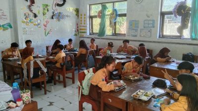 MBG Desa Putukrejo Hari Ke-5 Berjalan Lancar, Siswa Tumpakrejo Tampak Senang dan Antusias