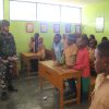 Binter TNI Kesadaran Berbagi Ilmu Satgas Yonif 521/DY Wujudkan Anak Papua Cerdas di Distrik Walesi