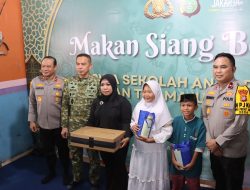 Makan Siang Bersama Anak-Anak, Kapolda Metro Jaya Beri Penghargaan Bhabinkamtibmas Penggagas TPA