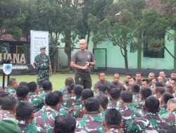 Dandim Sleman Berikan Jam Komandan Kepada Anggota