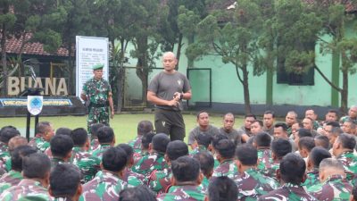 Dandim Sleman Berikan Jam Komandan Kepada Anggota