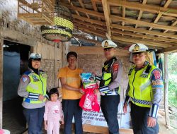 Sat Lantas Polres Mesuji Gelar Jumat Berkah, Bagikan Sembako kepada Warga Kurang Mampu