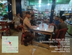 Patroli Malam Polisi Jaga Kamtibmas, Warga Nongkrong Diberi Himbauan