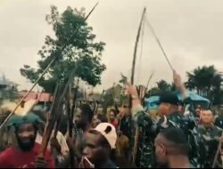 Satgas Yonif 123/Rajawali Bersama Masyarakat Pedalaman Papua Melaksanakan Tarian Busur (Hasam) Suku Koroway