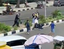 Bentrokan Brutal Antar Dua Ormas Pecah di Depan PS Mall Palembang