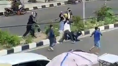 Bentrokan Brutal Antar Dua Ormas Pecah di Depan PS Mall Palembang
