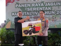 Kapolda Sumsel Didampingi Kapolres Ogan Ilir Salurkan Bantuan Sosial pada Acara Panen Raya Jagung Serentak