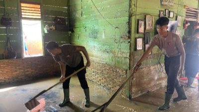 Brimob Polda Sumut Gotong Royong Bersihkan Rumah Warga Terdampak Banjir dan Longsor di Tapanuli Tengah