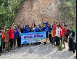 Bahu-Membahu, TNI dan Warga Masaran Kompak Cegah Longsor