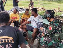 Pos Tarup Satgas Yonif 751/VJS Anjangsana di Kantor Distrik Tarup: Salurkan Bola Kaki untuk Warga, Buka Pengobatan di Tenda Pos