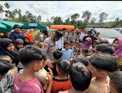 Kapolres Lhokseumawe Gelar Trauma Healing dan Pengobatan Gratis bagi Pengungsi Banjir di Riseh Tunong
