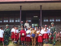 TNI Hadir untuk Generasi Muda: Pos Okpol Yonif 751/VJS Bagikan Bola Baru di Kukding