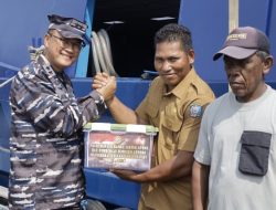 Komandan Kodaeral XIV Gelar Panen Raya Keramba Jaring Apung dan Pemberian Sembako di Kampung Bianci