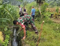 TNI–Polri dan Warga Kelutan Kompak Bersihkan Saluran Air, Cegah Banjir di Trenggalek