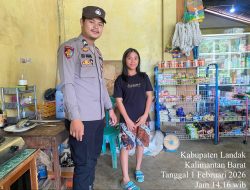 Polisi Sambangi Warga Saat Santai, Patroli Siang Berjalan Humanis