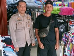 Humanis, Polisi Sambangi Warga di Toko Pakaian Sampaikan Pesan Kamtibmas