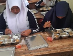 Memasuki Hari ke-8, Program MBG Desa Putukrejo Terus Berjalan Lancar, Siswa SMPN 3 Kalipare dan SDN 1 Tumpakrejo Tampak Bahagia