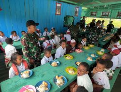 Pos Kotis Satgas Yonif 751/VJS Kembali Gelar Makan Bersama untuk Siswa: Sepulang Sekolah, Diselingi Edukasi Berhitung