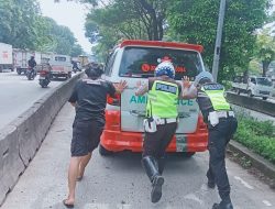 Aksi Sigap dan Peduli, Satlantas Polres Jakbar Bantu Dorong Ambulans Mogok dan Evakuasi pasien Demi Keselamatan
