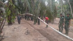 Satgas Gulbencal Kodam I/BB Bersama Warga Laksanakan Pipanisasi Air Bersih di Kelurahan Tukka