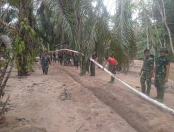 Satgas Gulbencal Kodam I/BB Bersama Warga Laksanakan Pipanisasi Air Bersih di Kelurahan Tukka