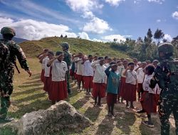 TNI Menembus Medan Demi Masa Depan: Pos Serambakon Yonif 751/VJS Ajarkan Wawasan Kebangsaan & Berikan Alat Tulis untuk Siswa SD Serambakon