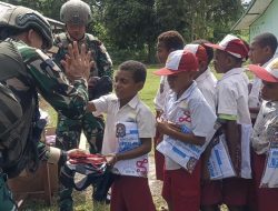 Bentuk Kepedulian Terhadap Pelajar, Satgas Yonif 643/Wns Bagikan Seragam Sekolah, Tas, ATK dan Pensil Warna