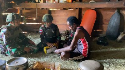 Peduli Kesehatan Satgas Pamtas Kewilayahan Yonif 521/DY Berikan Pelayanan Kesehatan Gratis di Distrik Eragayam