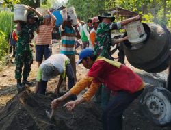 Babinsa Usahakan Membantu Pembangunan Jalan Desa untuk Memudahkan Akses Transportasi