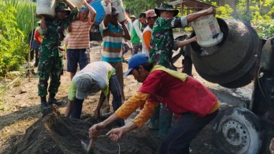 Babinsa Usahakan Membantu Pembangunan Jalan Desa untuk Memudahkan Akses Transportasi