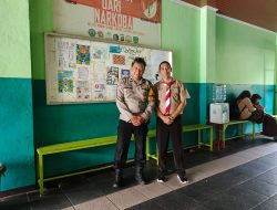 Cooling System di Lingkungan Sekolah, Polsek Kebon Jeruk Bagikan Stiker Hotline Pengaduan