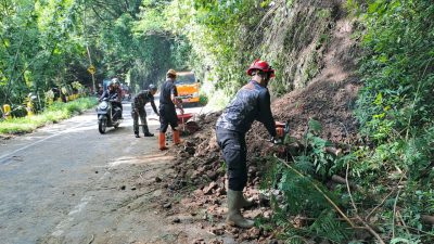 Aksi Cepat Babinsa Koramil 0818/02 Batu Bersama Stakeholder Bersihkan Material Longsor di Jalur Payung 3