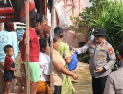 Kapolda Metro Jaya Bagikan Sembako ke Warga Terdampak Banjir di Muara Gembong