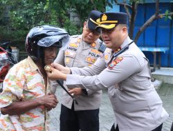 Kapolres Gresik Tebarkan Keselamatan, Helm Gratis untuk Pengemudi Becak Listrik