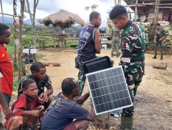 Pos Parim Satgas Yonif 751/VJS Terangi Kampung Kakopom Lewat Pemasangan Lampu Penerangan