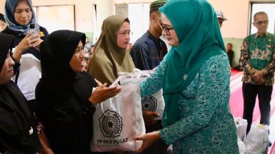 Staf Ahli TP PKK Pusat Yane Ardian Serahkan Bantuan untuk Korban Bencana di Kabupaten Agam