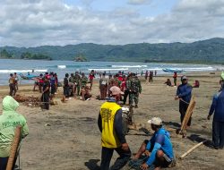 Aksi Nyata TNI–Polri dan Warga Jaga Kebersihan Pantai Konang Trenggalek