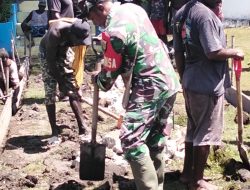 Perkokoh Kemanunggalan, Babinsa Koramil Kokonao Bersama Warga Binaan Gotong Royong Cor Jalan Gereja
