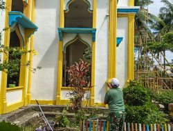 Koramil 03/Dewantara Bersama Warga Laksanakan Pengecatan Masjid Miftahul Jannah