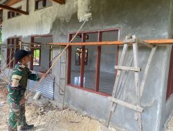 Semangat Gotong-royong, Satgas Yonif 643/Wns Bantu Melanjutkan Renovasi Masjid Yang Mandeg