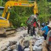 Tak Hanya Alat Tradisional, Alat Berat Excavator Pun Diturunkan Pada Pra TMMD Di Desa Kembang