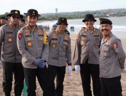 Kapolda Bali dan 5.000 Relawan Satukan Langkah Bersihkan Pantai Kedonganan