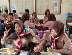 Siswa Siswi SMPN 1 Donomulyo Antusias Nikmati Menu MBG Bergizi